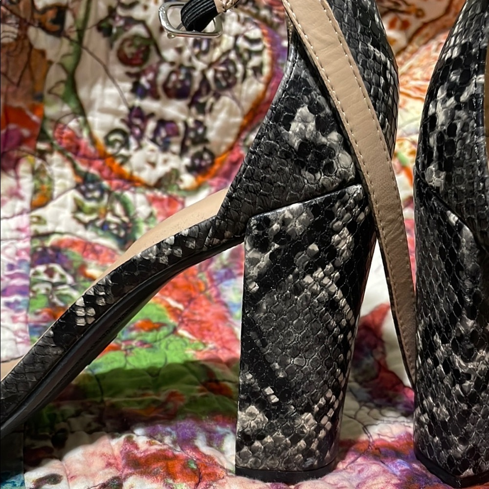 A‎ New Day Black Heels with Snakeskin Texture - Picture 2 of 6